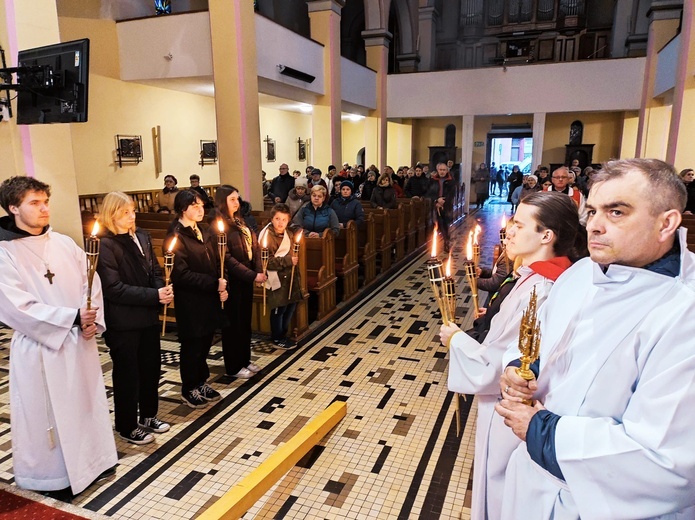 Wałbrzych. Miejska Droga Krzyżowa z parafii Zmartwychwstania do św. Barbary