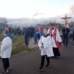 Ścinawka Dolna. Uliczna Droga Krzyżowa w czasie misji