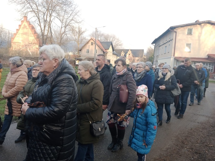 Ścinawka Dolna. Uliczna Droga Krzyżowa w czasie misji