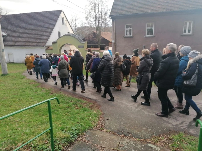 Ścinawka Dolna. Uliczna Droga Krzyżowa w czasie misji