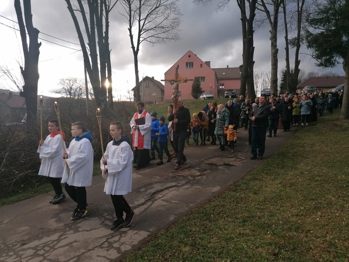 Ścinawka Dolna. Uliczna Droga Krzyżowa w czasie misji