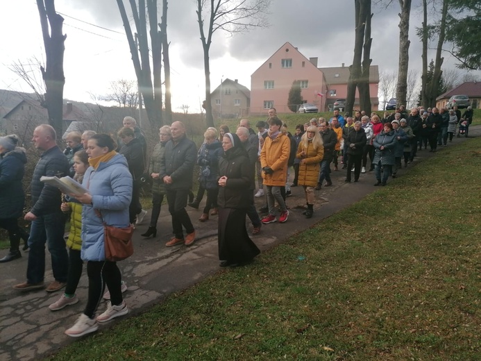 Ścinawka Dolna. Uliczna Droga Krzyżowa w czasie misji