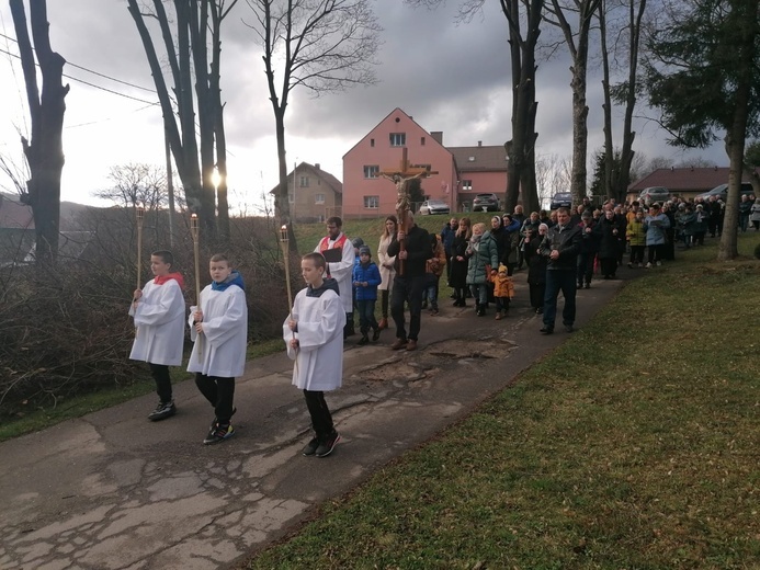 Ścinawka Dolna. Uliczna Droga Krzyżowa w czasie misji