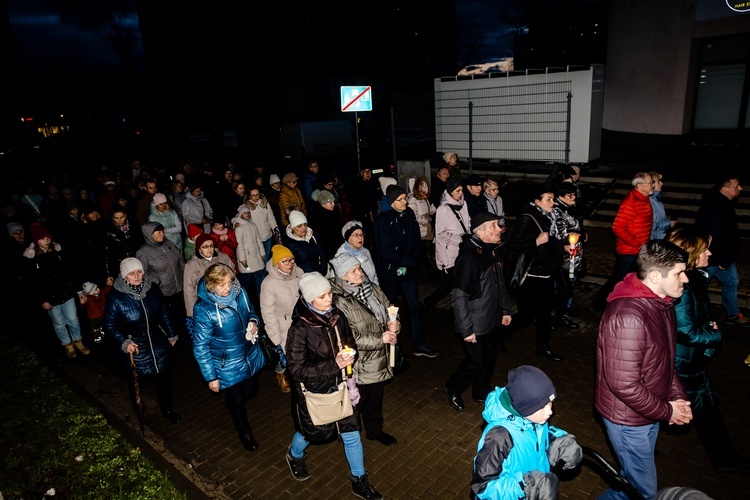 Wałbrzych. Miejska Droga Krzyżowa w parafii Podwyższenia Krzyża Świętego