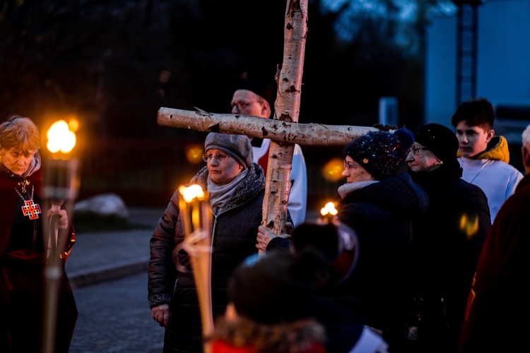 Wałbrzych. Miejska Droga Krzyżowa w parafii Podwyższenia Krzyża Świętego