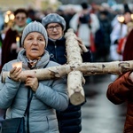 Wałbrzych. Miejska Droga Krzyżowa w parafii Podwyższenia Krzyża Świętego