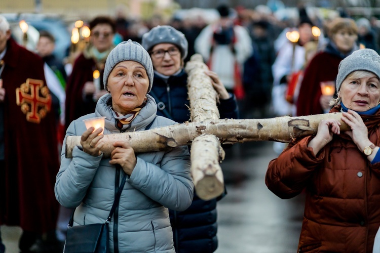 Wałbrzych. Miejska Droga Krzyżowa w parafii Podwyższenia Krzyża Świętego