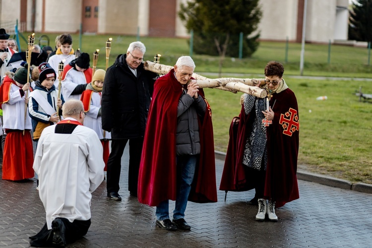 Wałbrzych. Miejska Droga Krzyżowa w parafii Podwyższenia Krzyża Świętego