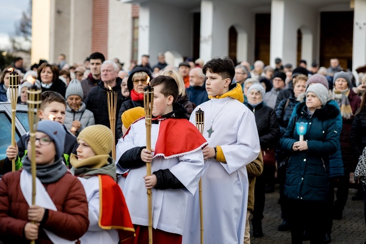 Wałbrzych. Miejska Droga Krzyżowa w parafii Podwyższenia Krzyża Świętego