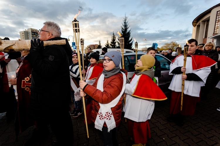 Wałbrzych. Miejska Droga Krzyżowa w parafii Podwyższenia Krzyża Świętego