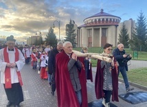 Wałbrzych. Miejska Droga Krzyżowa w parafii Podwyższenia Krzyża Świętego