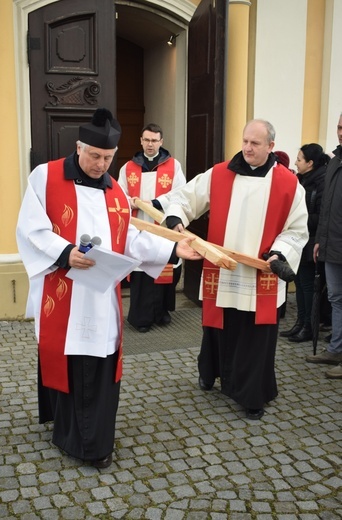 Ząbkowice Śl. Miejska Droga Krzyżowa ze św. Jadwigą i św. Janem Pawłem II 