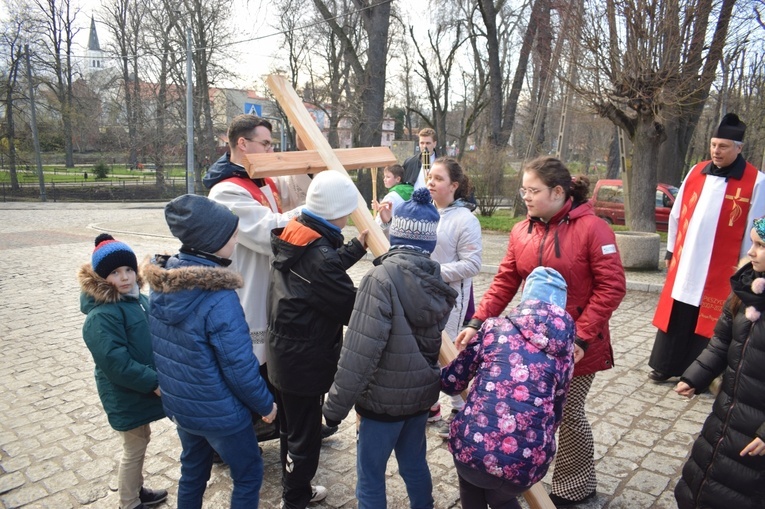 Ząbkowice Śl. Miejska Droga Krzyżowa ze św. Jadwigą i św. Janem Pawłem II 