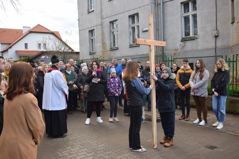 Ząbkowice Śl. Miejska Droga Krzyżowa ze św. Jadwigą i św. Janem Pawłem II 