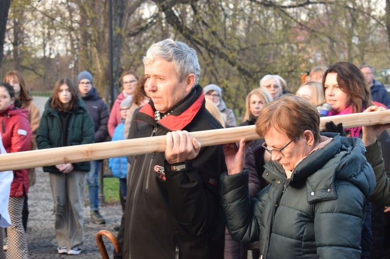 Ząbkowice Śl. Miejska Droga Krzyżowa ze św. Jadwigą i św. Janem Pawłem II 