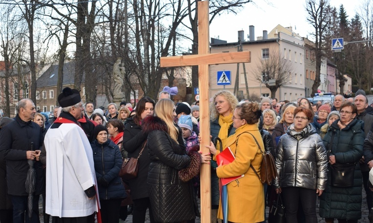 Ząbkowice Śl. Miejska Droga Krzyżowa ze św. Jadwigą i św. Janem Pawłem II 