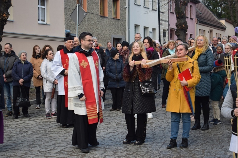 Ząbkowice Śl. Miejska Droga Krzyżowa ze św. Jadwigą i św. Janem Pawłem II 