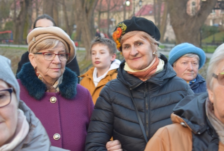 Ząbkowice Śl. Miejska Droga Krzyżowa ze św. Jadwigą i św. Janem Pawłem II 