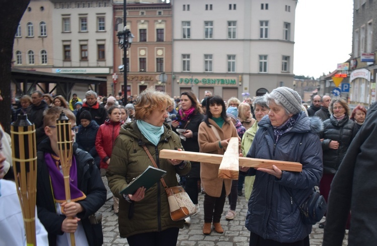 Ząbkowice Śl. Miejska Droga Krzyżowa ze św. Jadwigą i św. Janem Pawłem II 