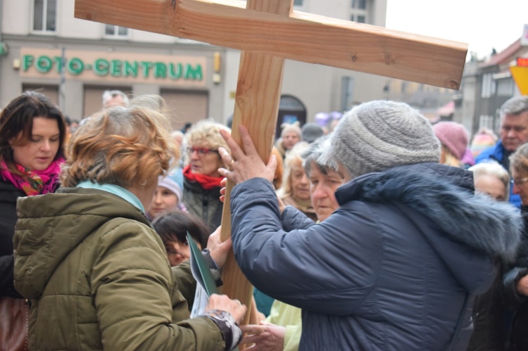 Ząbkowice Śl. Miejska Droga Krzyżowa ze św. Jadwigą i św. Janem Pawłem II 