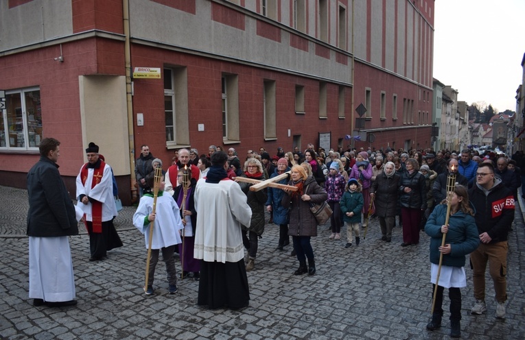 Ząbkowice Śl. Miejska Droga Krzyżowa ze św. Jadwigą i św. Janem Pawłem II 