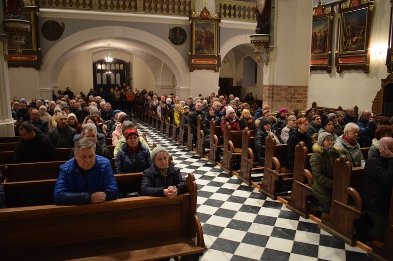 Ząbkowice Śl. Miejska Droga Krzyżowa ze św. Jadwigą i św. Janem Pawłem II 