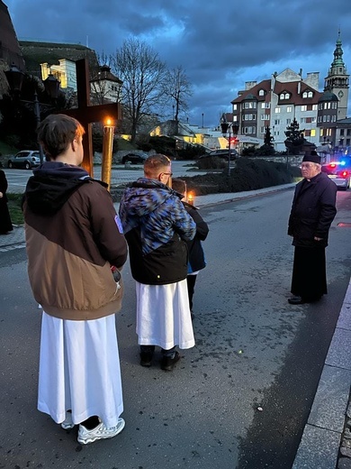 Kłodzko. Uliczna Droga Krzyżowa z jezuitami