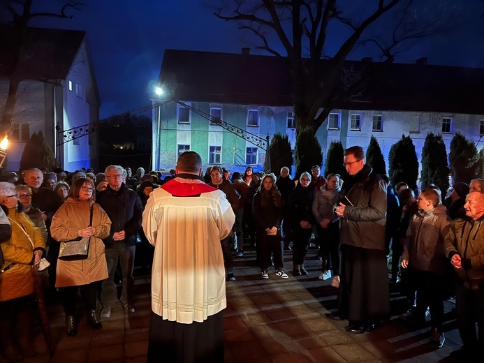 Nowa Ruda Słupiec. Droga Krzyżowa z symbolami ŚDM