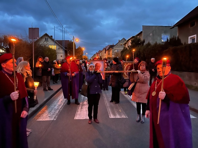 Nowa Ruda Słupiec. Droga Krzyżowa z symbolami ŚDM