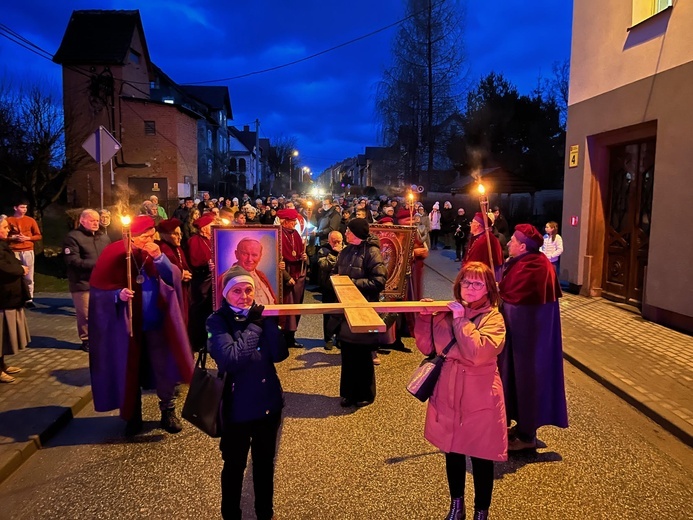 Nowa Ruda Słupiec. Droga Krzyżowa z symbolami ŚDM