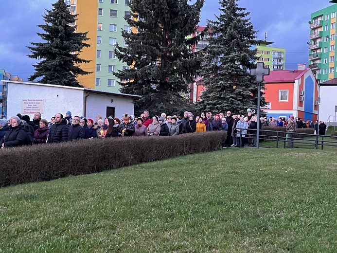 Nowa Ruda Słupiec. Droga Krzyżowa z symbolami ŚDM