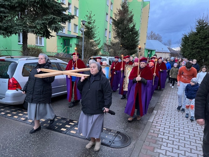 Nowa Ruda Słupiec. Droga Krzyżowa z symbolami ŚDM