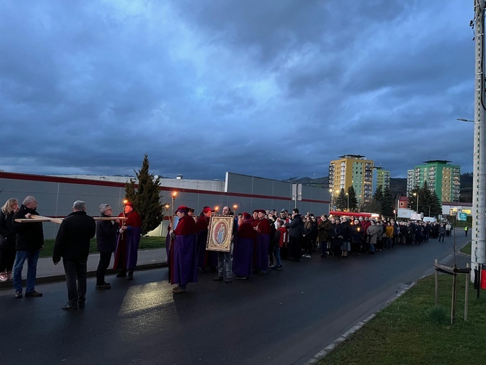 Nowa Ruda Słupiec. Droga Krzyżowa z symbolami ŚDM