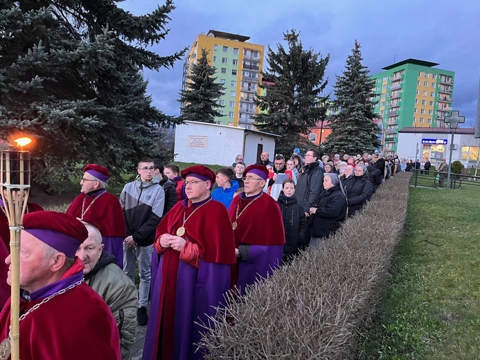 Nowa Ruda Słupiec. Droga Krzyżowa z symbolami ŚDM