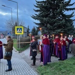 Nowa Ruda Słupiec. Droga Krzyżowa z symbolami ŚDM