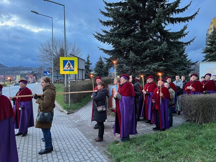 Nowa Ruda Słupiec. Droga Krzyżowa z symbolami ŚDM