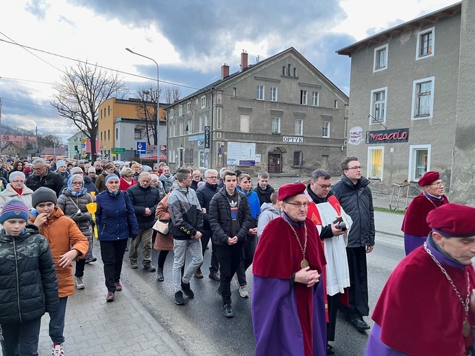 Nowa Ruda Słupiec. Droga Krzyżowa z symbolami ŚDM