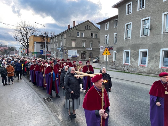 Nowa Ruda Słupiec. Droga Krzyżowa z symbolami ŚDM