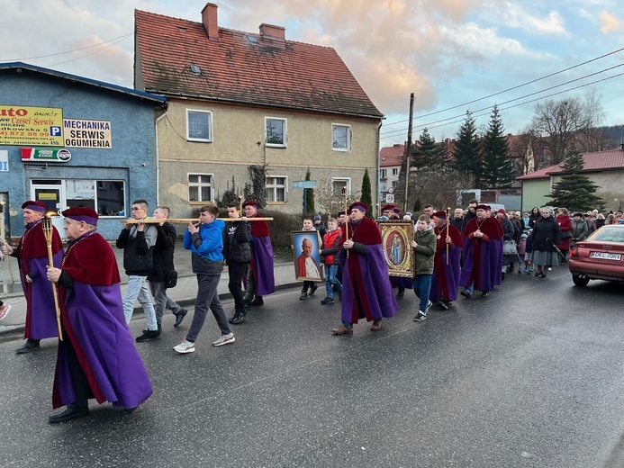 Nowa Ruda Słupiec. Droga Krzyżowa z symbolami ŚDM