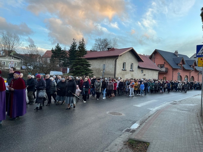 Nowa Ruda Słupiec. Droga Krzyżowa z symbolami ŚDM