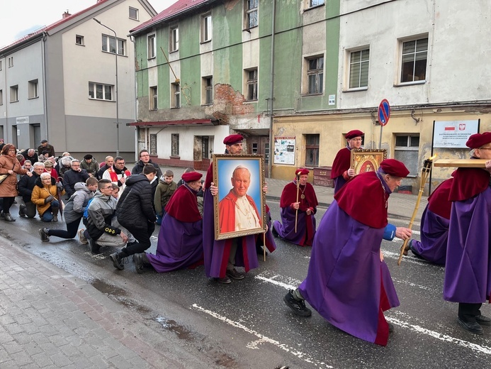 Nowa Ruda Słupiec. Droga Krzyżowa z symbolami ŚDM