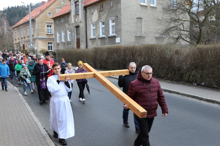 Walim. Droga Krzyżowa od kościoła do kościoła