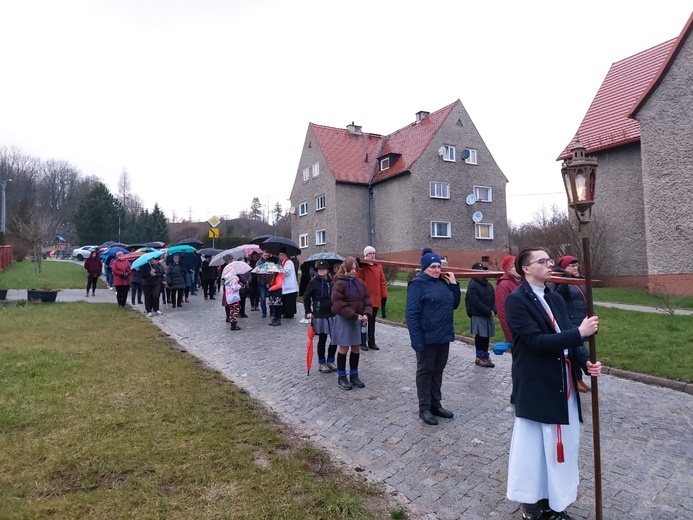 Uliczna Droga Krzyżowa w Mieroszowie