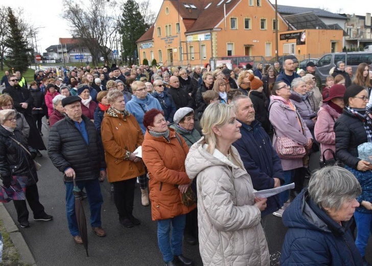 Dzierżoniów. Miejska Droga Krzyżowa z Janem Pawłem II