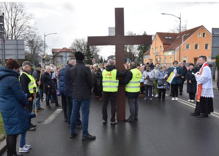 Dzierżoniów. Miejska Droga Krzyżowa z Janem Pawłem II