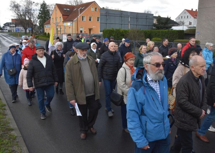 Dzierżoniów. Miejska Droga Krzyżowa z Janem Pawłem II