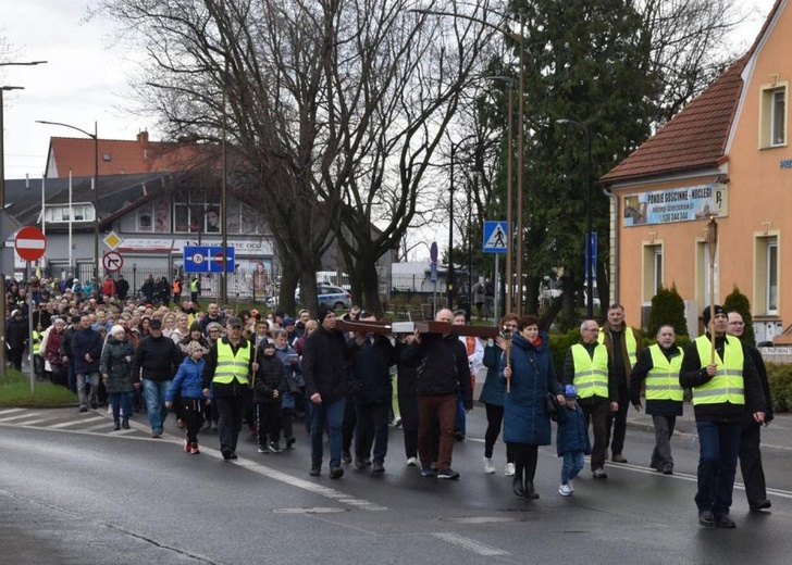 Dzierżoniów. Miejska Droga Krzyżowa z Janem Pawłem II