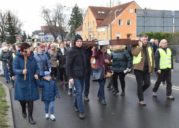 Dzierżoniów. Miejska Droga Krzyżowa z Janem Pawłem II