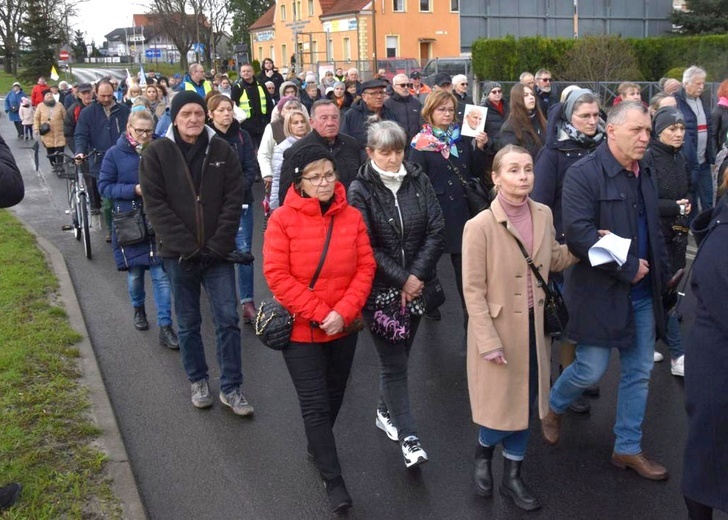 Dzierżoniów. Miejska Droga Krzyżowa z Janem Pawłem II