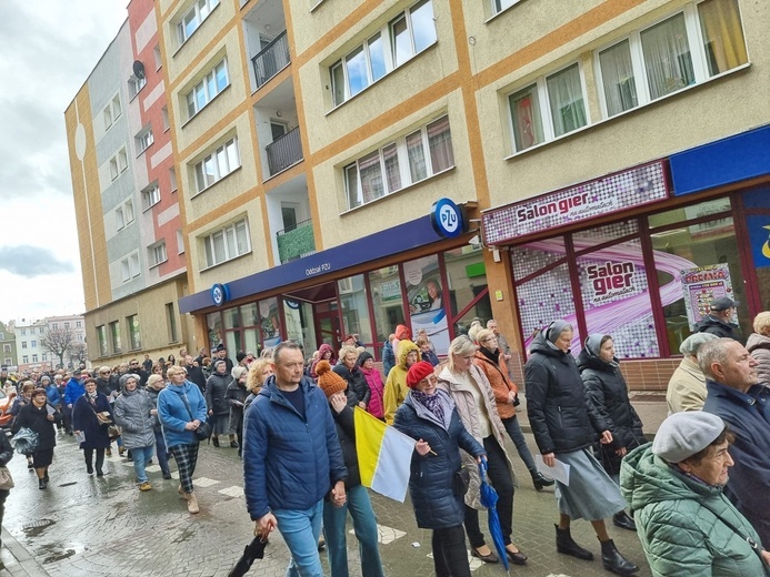 Dzierżoniów. Miejska Droga Krzyżowa z Janem Pawłem II